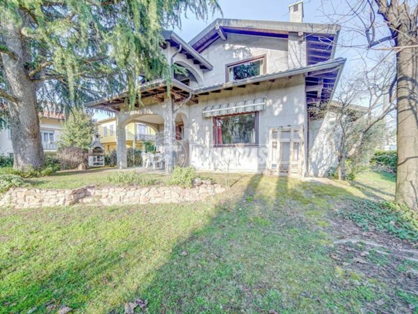 casa indipendente in vendita a Carnago