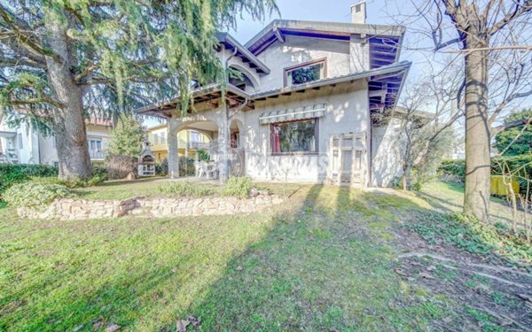 casa indipendente in vendita a Carnago