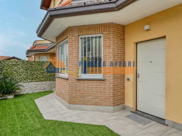 casa indipendente in vendita a Carnago