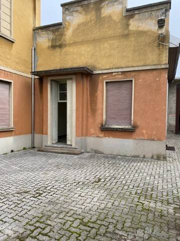 locale commerciale in vendita a Carnago