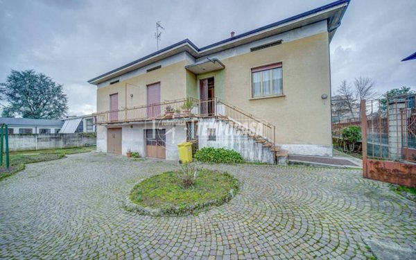 casa indipendente in vendita a Carnago