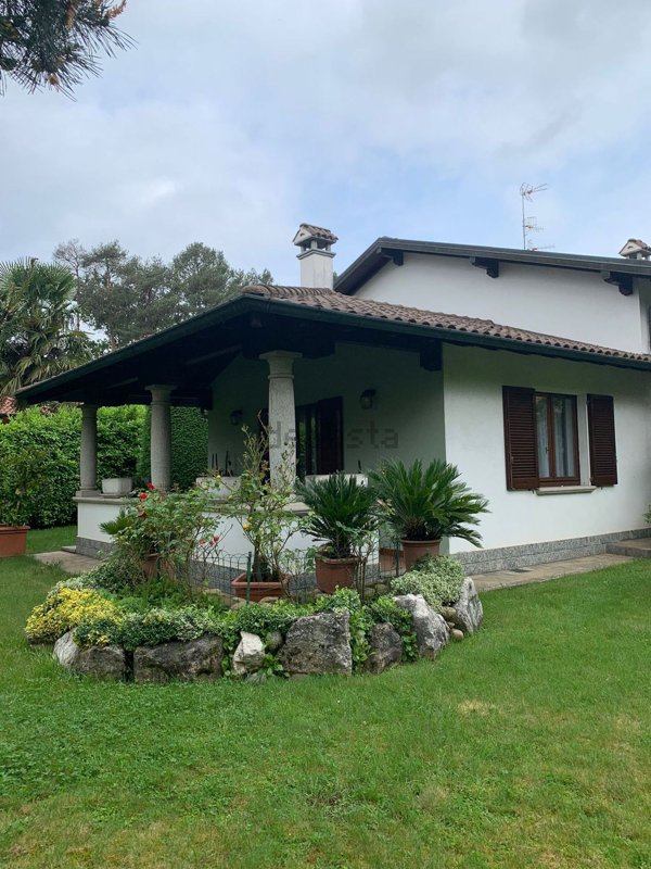 casa indipendente in vendita a Carnago