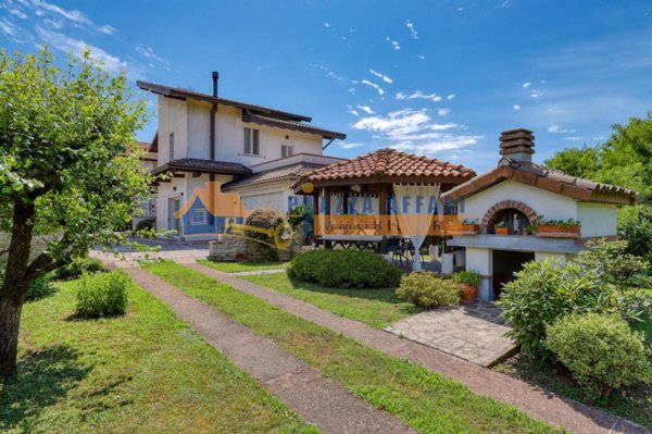 casa indipendente in vendita a Carnago