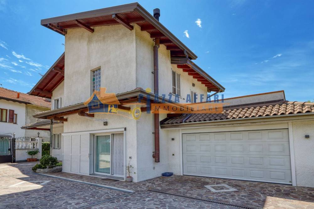 casa indipendente in vendita a Carnago