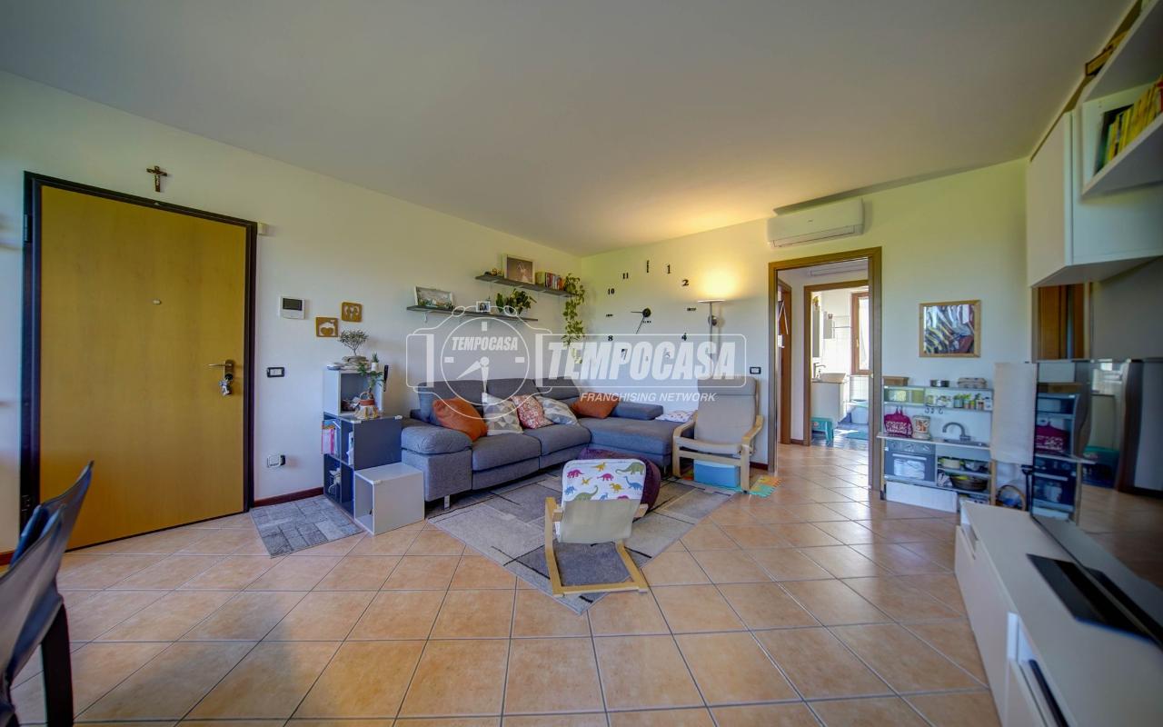appartamento in vendita a Carnago in zona Rovate