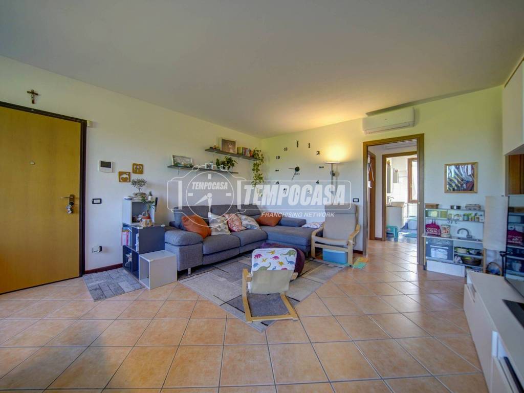 appartamento in vendita a Carnago in zona Rovate