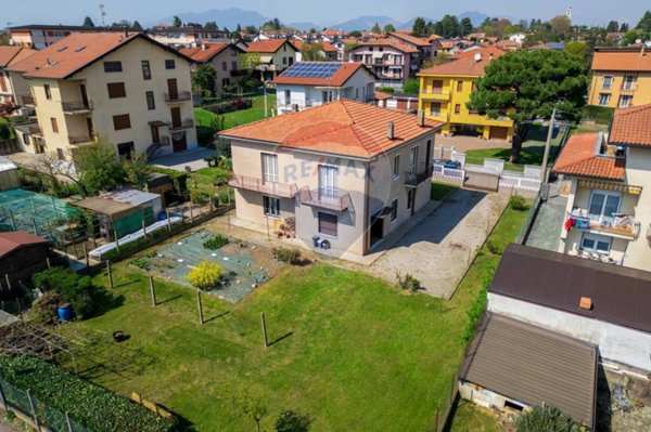 casa indipendente in vendita a Carnago