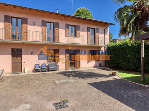 casa indipendente in vendita a Carnago