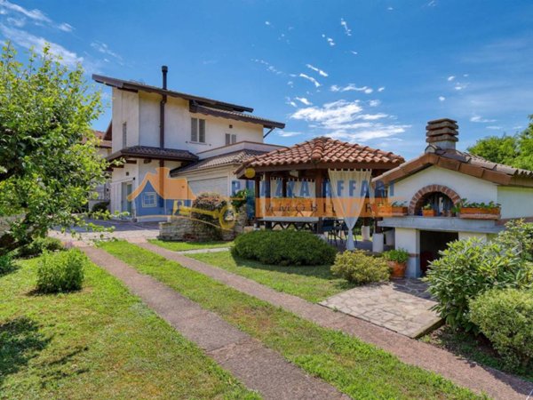casa indipendente in vendita a Carnago