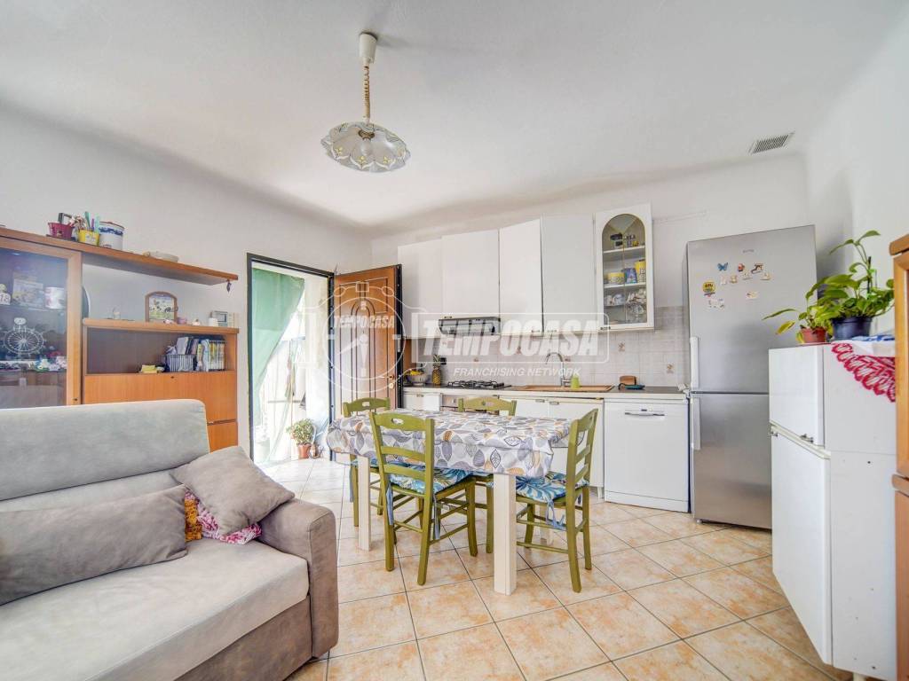 appartamento in vendita a Carnago in zona Rovate