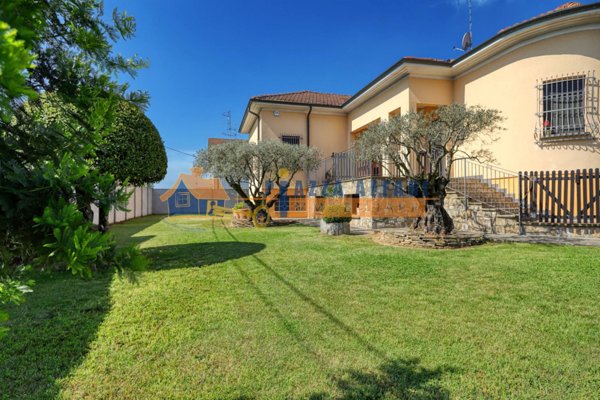 casa indipendente in vendita a Carnago in zona Rovate