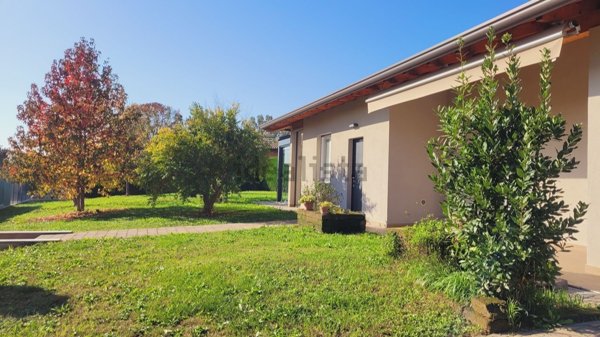 casa indipendente in vendita a Carnago