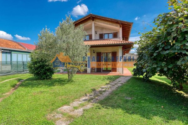 casa indipendente in vendita a Carnago