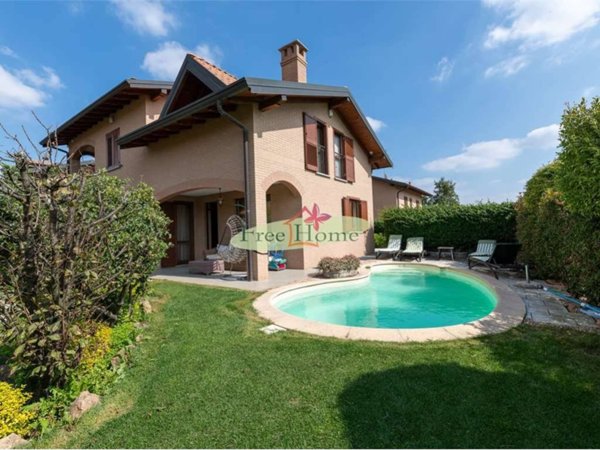 casa indipendente in vendita a Carnago