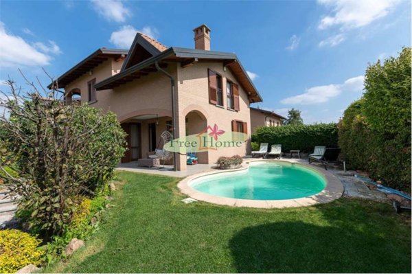 casa indipendente in vendita a Carnago