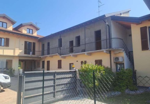 appartamento in vendita a Carnago in zona Rovate