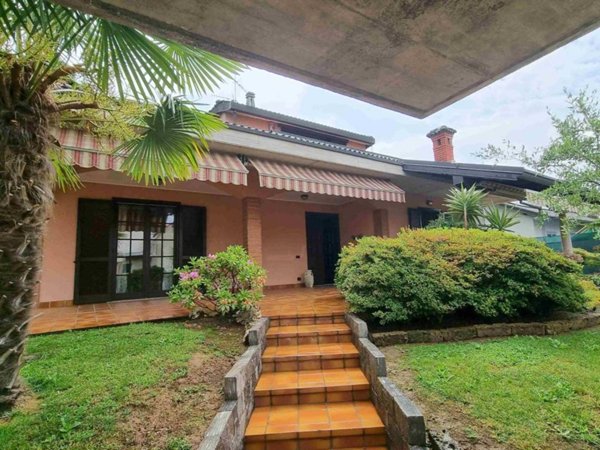 casa indipendente in vendita a Carnago