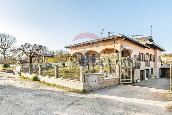 appartamento in vendita a Carnago in zona Rovate