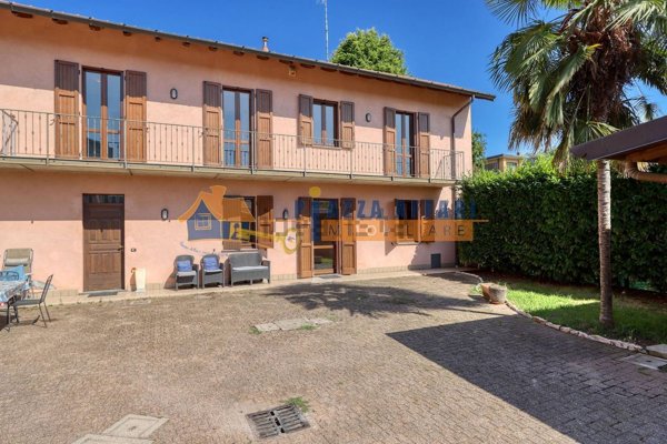 casa indipendente in vendita a Carnago