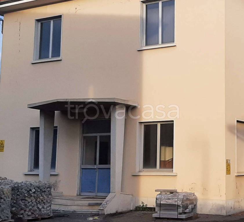 locale commerciale in vendita a Carnago