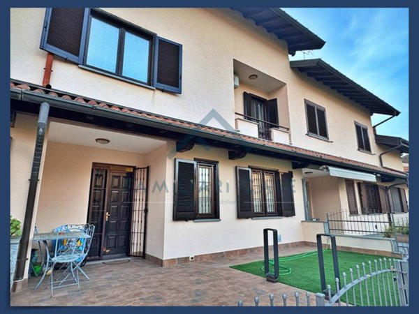 casa indipendente in vendita a Carnago