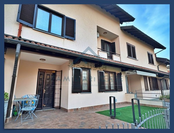 casa indipendente in vendita a Carnago