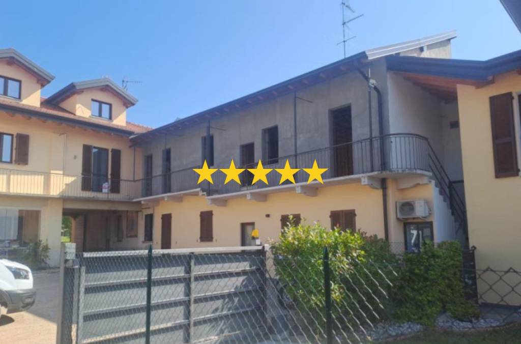 appartamento in vendita a Carnago in zona Rovate