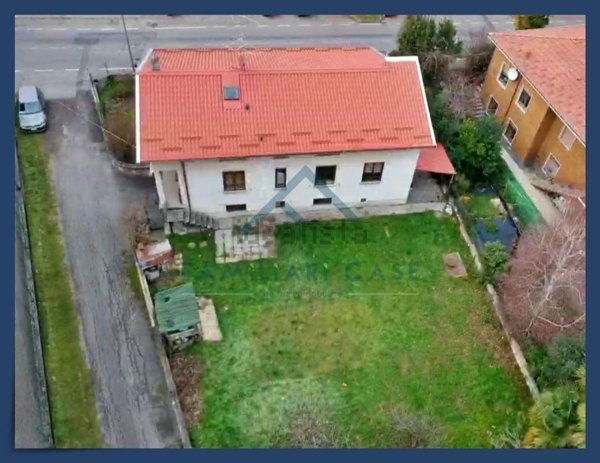 casa indipendente in vendita a Carnago