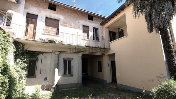 casa indipendente in vendita a Carnago