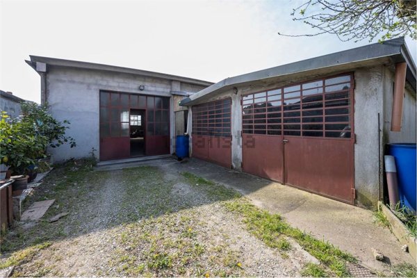 locale di sgombero in vendita a Carnago