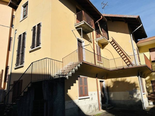 casa indipendente in vendita a Carnago