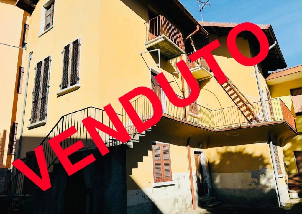 casa indipendente in vendita a Carnago