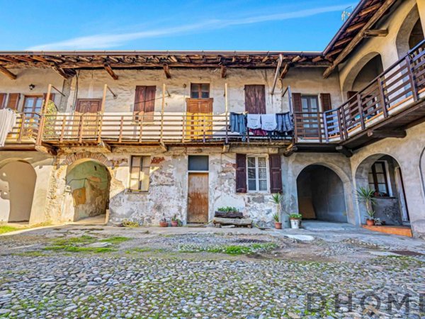 casa indipendente in vendita a Carnago