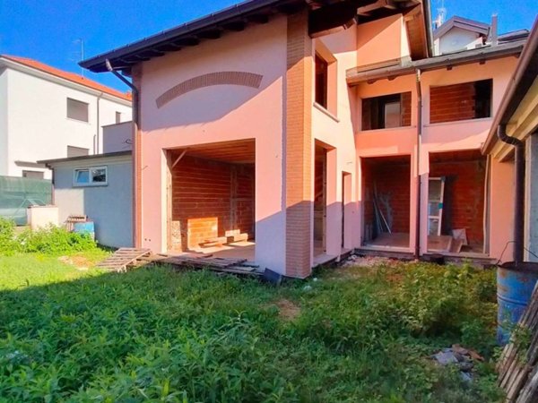 casa indipendente in vendita a Carnago