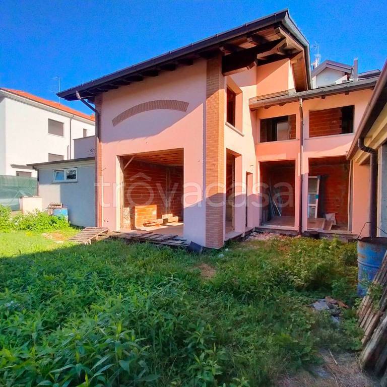 casa indipendente in vendita a Carnago