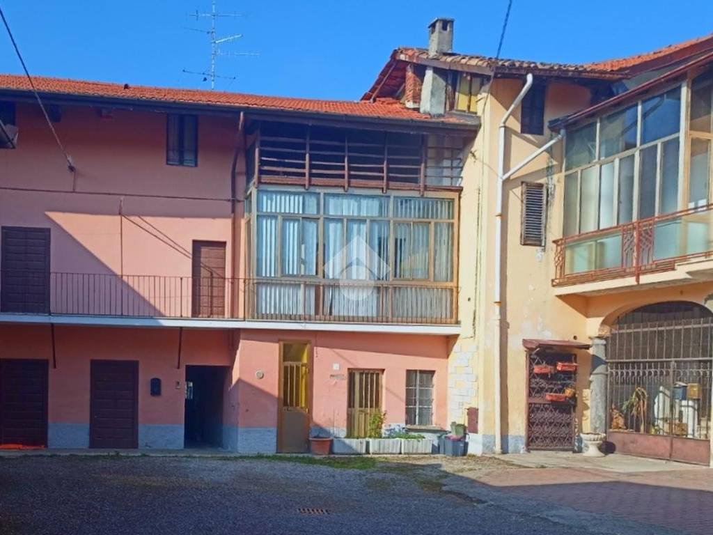 casa indipendente in vendita a Carnago