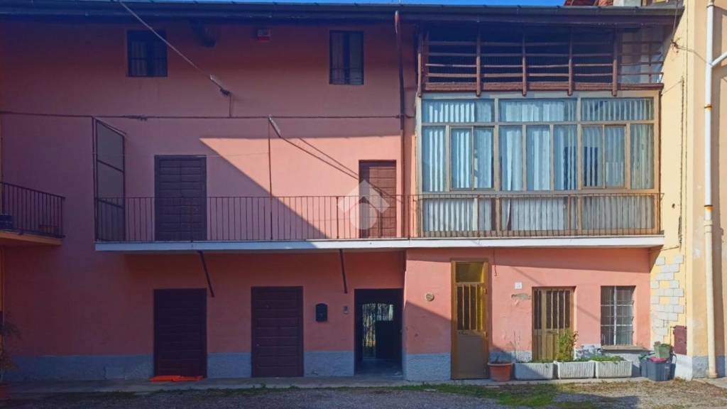 casa indipendente in vendita a Carnago