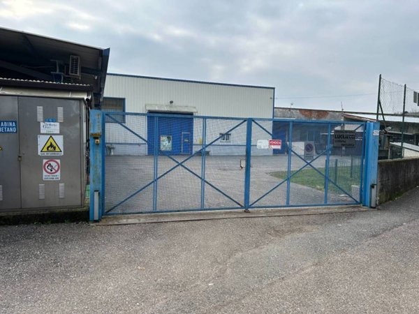 locale commerciale in vendita a Carnago