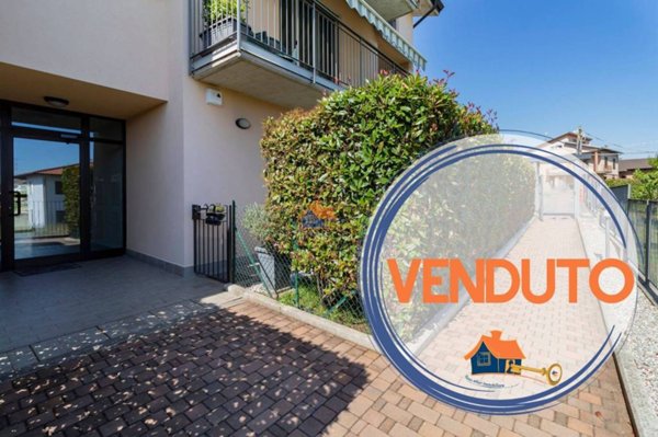 appartamento in vendita a Carnago in zona Rovate