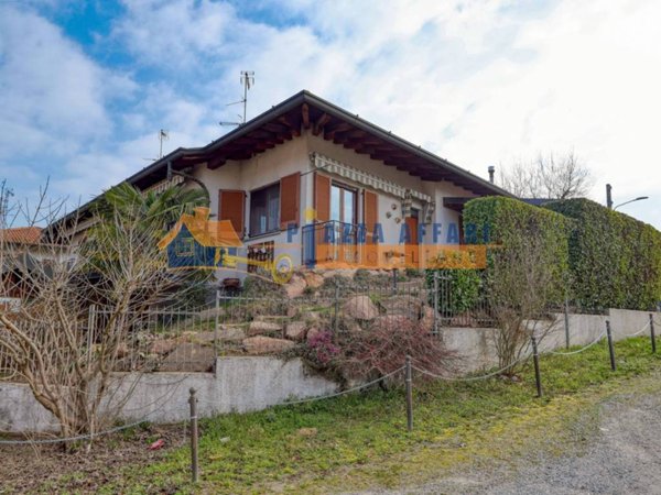 casa indipendente in vendita a Carnago