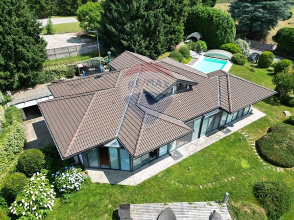 casa indipendente in vendita a Carnago