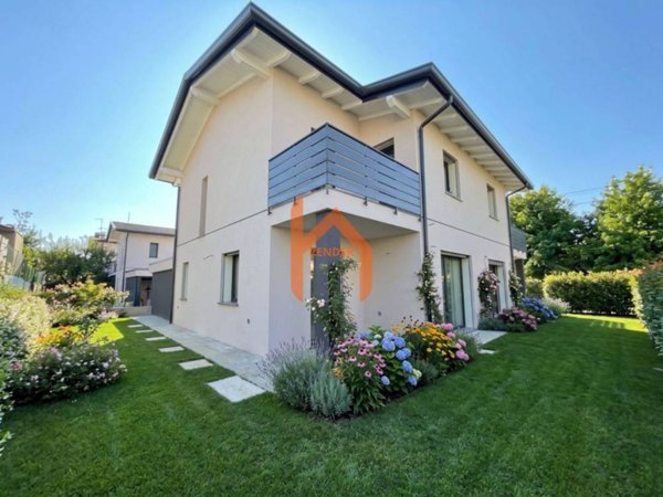 casa indipendente in vendita a Carnago