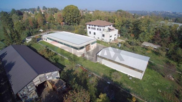 locale di sgombero in vendita a Carnago