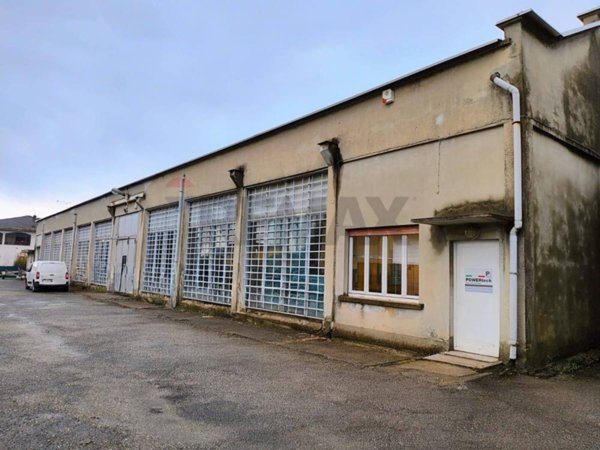 locale commerciale in vendita a Carnago