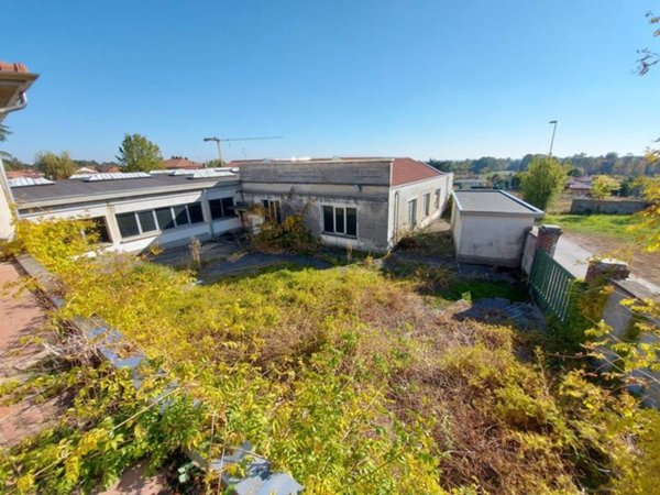 locale commerciale in vendita a Carnago in zona Rovate