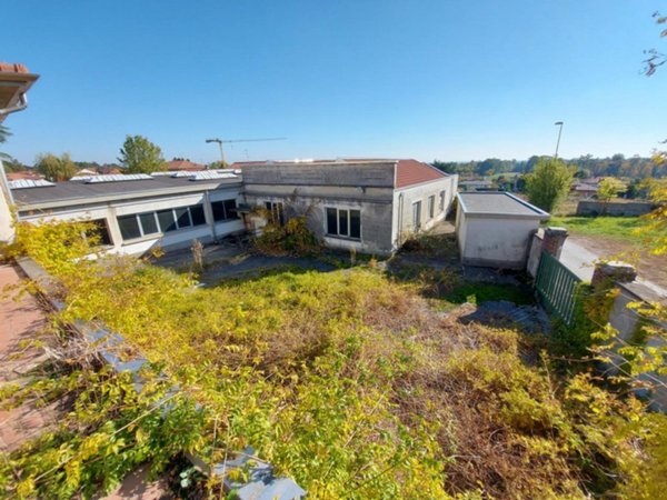 capannone in vendita a Carnago in zona Rovate