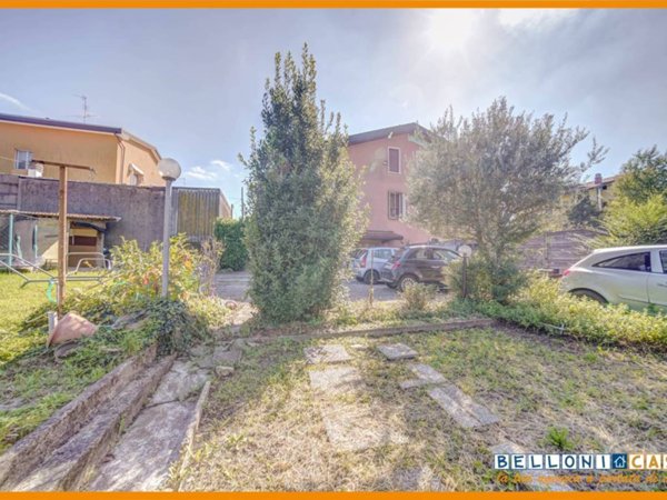 casa indipendente in vendita a Carnago