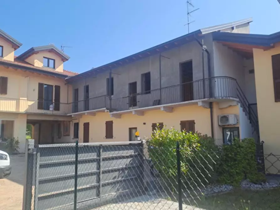 appartamento in vendita a Carnago in zona Rovate