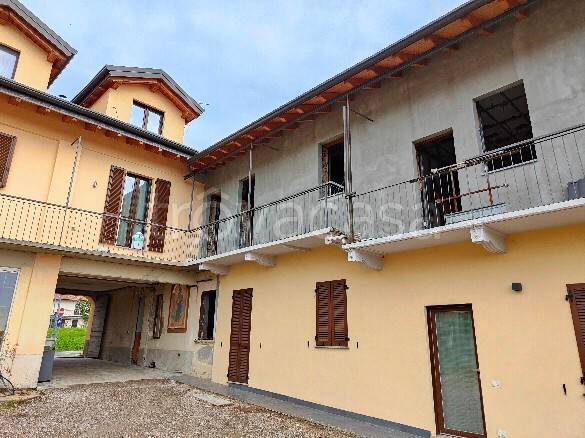 appartamento in vendita a Carnago in zona Rovate