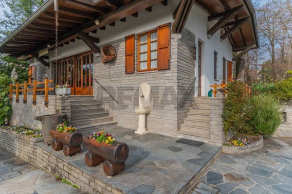 casa indipendente in vendita a Carnago